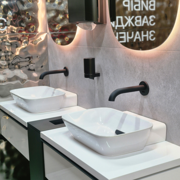 Умивальники в жіночому санвузлі