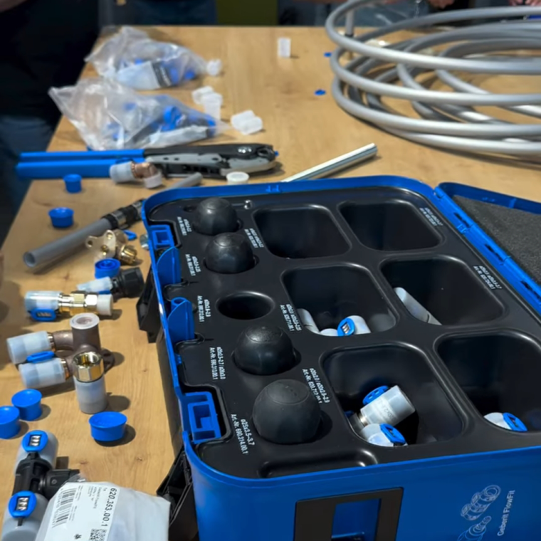 Інструменти та деталі для монтажників