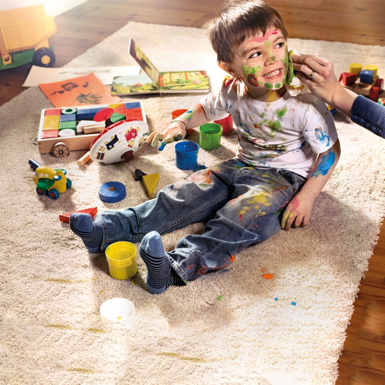 Дитина, забруднена фарбою Дитина, забруднена фарбою