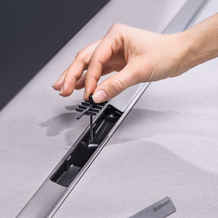 Процес розташування щіткоподібної вставки у зливному отворі Процес розташування щіткоподібної вставки у зливному отворі