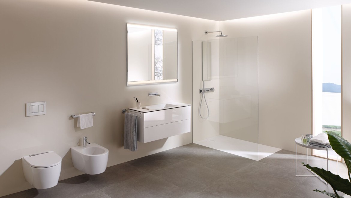 Велика ванна кімната з унітазом Geberit AquaClean Mera, меблями та керамікою для ванної кімнати (© Geberit)