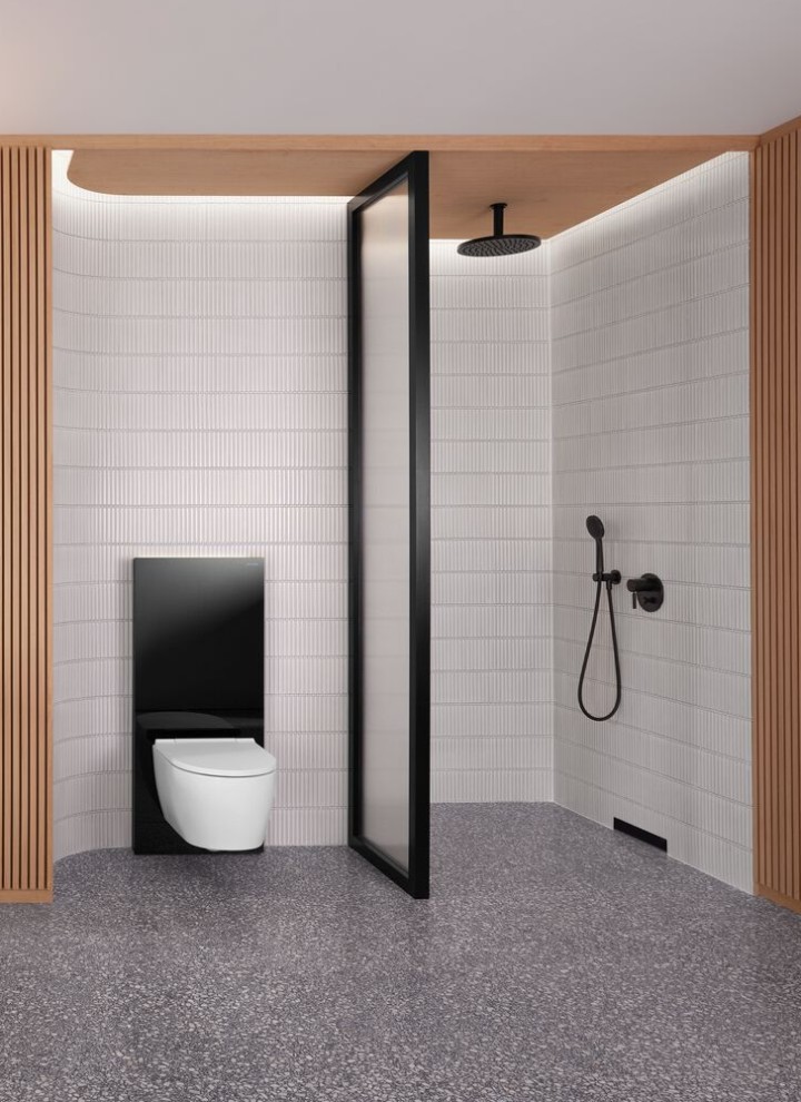 Чорно-біла ванна кімната з дерев’яною стіною, душем і унітазом