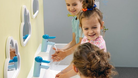 Діти граються з дитячим умивальником Geberit Bambini Діти граються з дитячим умивальником Geberit Bambini