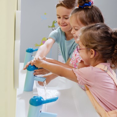 Діти граються біля дитячого умивальника Geberit Bambini Діти граються біля дитячого умивальника Geberit Bambini