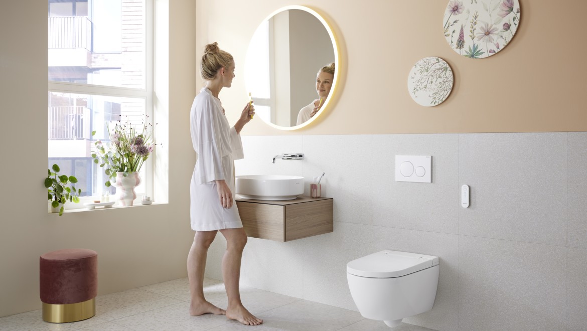 Ванна кімната в модному кольорі Peach Fuzz з унітазом Geberit AquaClean Alba Ванна кімната в модному кольорі Peach Fuzz з унітазом Geberit AquaClean Alba
