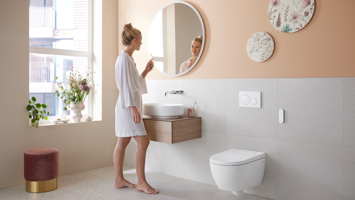 Ванна кімната в модному кольорі Peach Fuzz з унітазом Geberit AquaClean Alba Ванна кімната в модному кольорі Peach Fuzz з унітазом Geberit AquaClean Alba