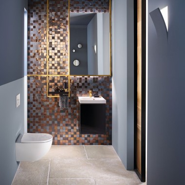Вид на сучасну гостьову ванну кімнату з туалетом Acanto та умивальником Acanto перед мозаїчною задньою панеллю