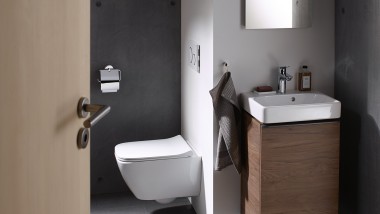 Маленька ванна кімната з умивальником із серії Geberit Smyle і дзеркалом Geberit Option