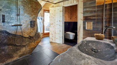 Дерев'яний дизайн ванної кімнати у готелі Mama Thresl