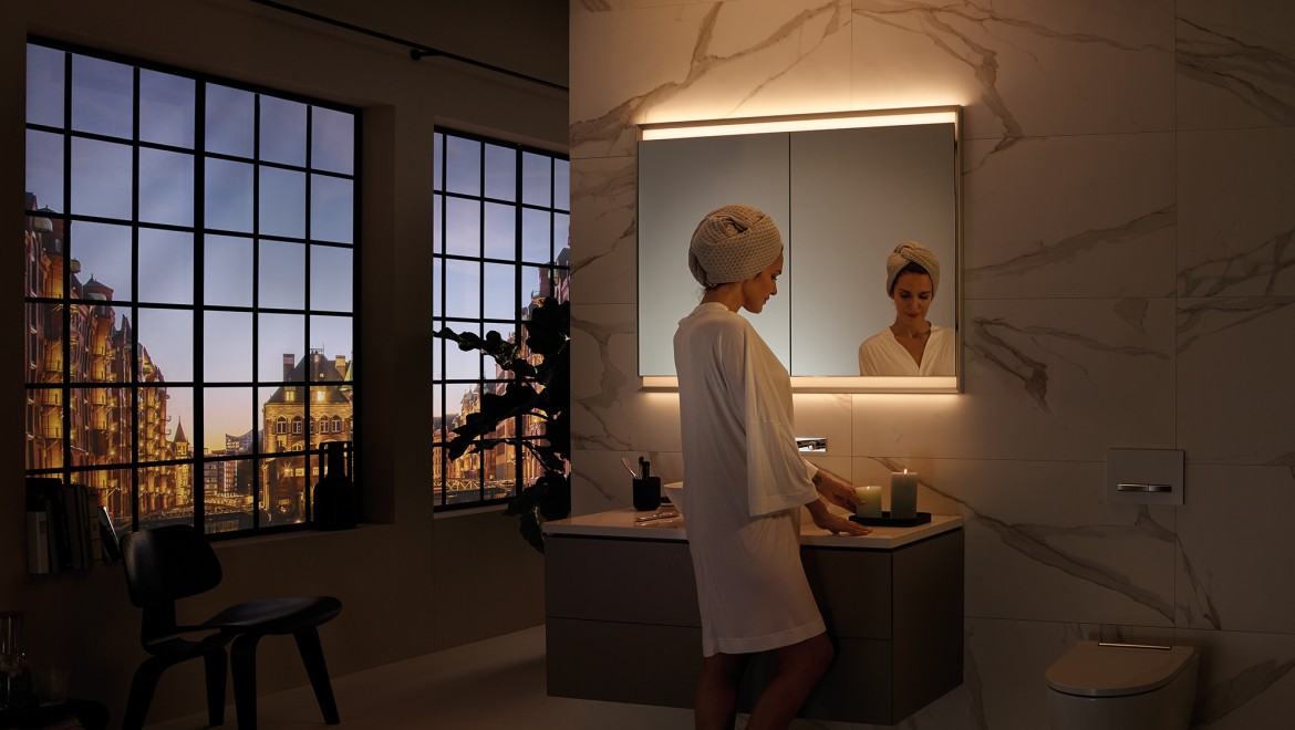 Дзеркальна шафа Geberit ONE з ComfortLight, тут з атмосферним світлом свічок (© Geberit)