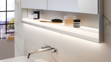 Дзеркальна шафка Geberit ONE з підсвіткою ComfortLight і відкритою полицею