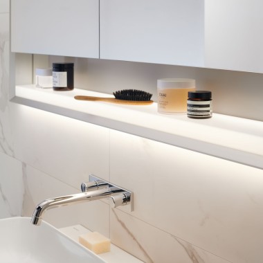 Дзеркальна шафа Geberit ONE із підсвіткою ComfortLight і полицею під дзеркалом Дзеркальна шафа Geberit ONE із підсвіткою ComfortLight і полицею під дзеркалом
