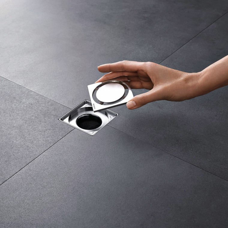 Гребінцева вставка Geberit захована під дизайнерською решіткою підлогового трапа. Гребінцева вставка Geberit захована під дизайнерською решіткою підлогового трапа.