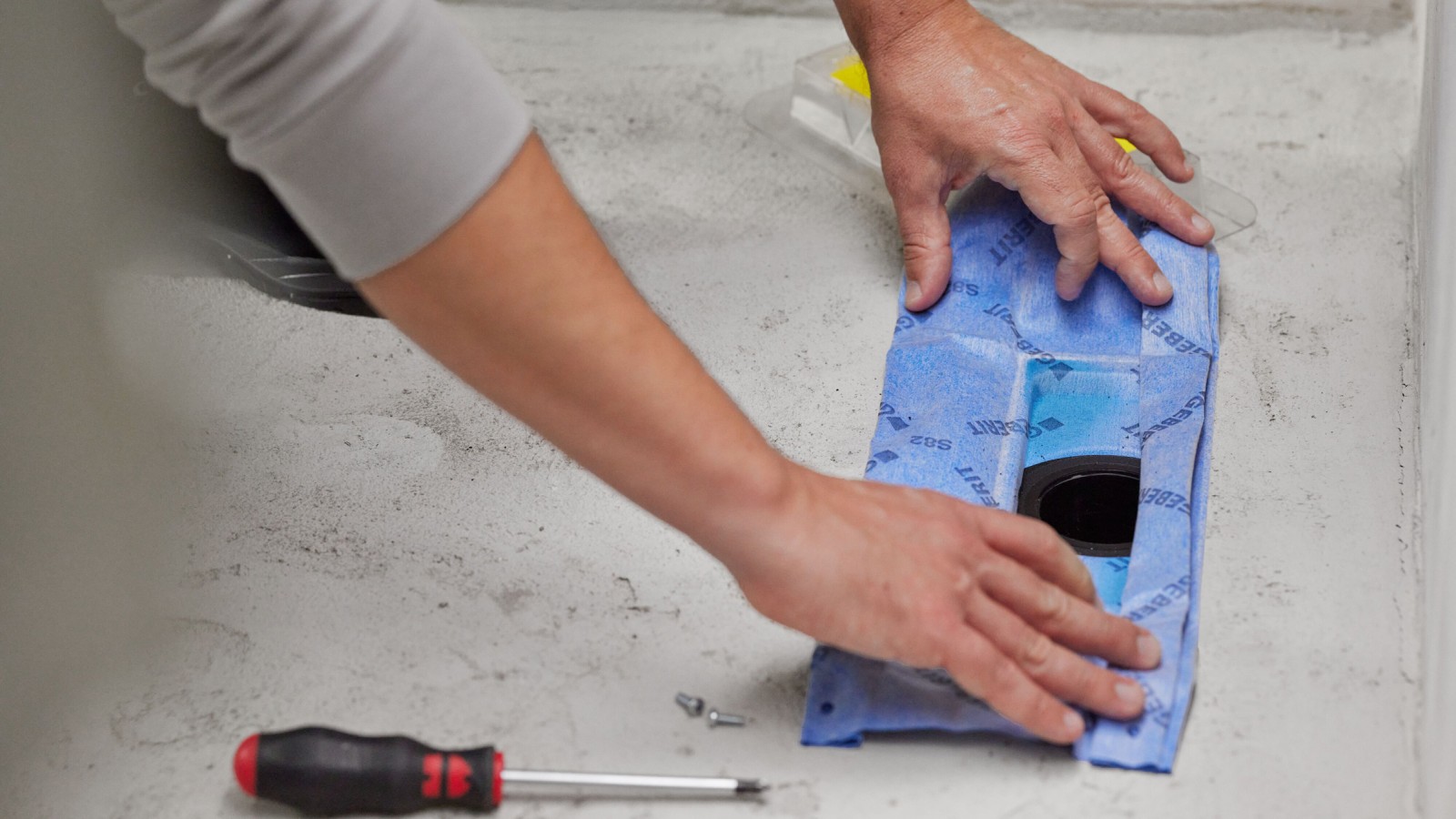 Попередньо змонтоване флісове ущільнення на душовому каналі Geberit CleanLine