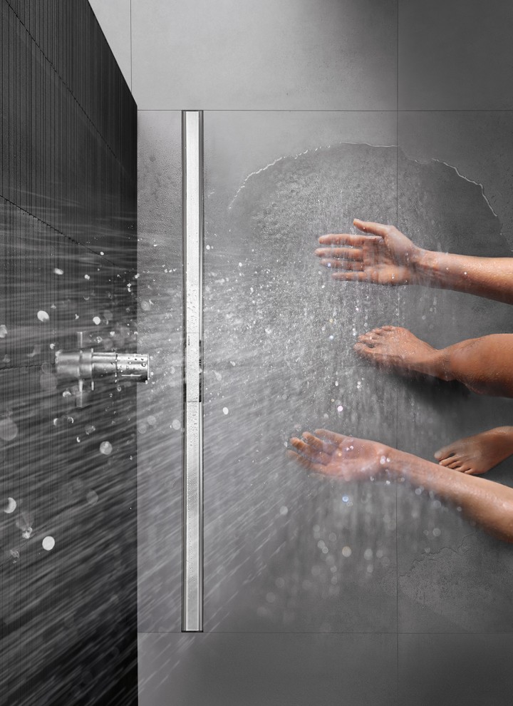Людина миється в душовій на рівні підлги CleanLine