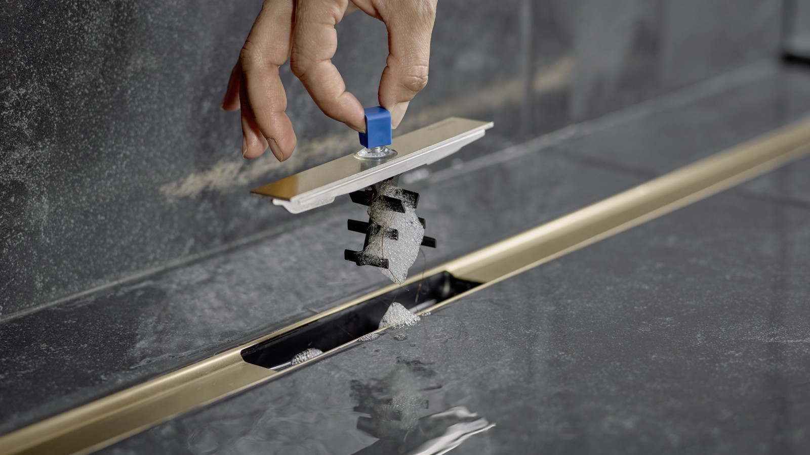 Гребінчаста вставка для простішого чищення душового каналу