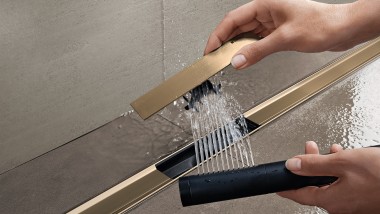 Очищення гребінчастої вставки в змивному каналі Geberit CleanLine