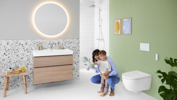 Жінка й дитина у ванній кімнаті, де встановлено модель Geberit AquaClean Alba Жінка й дитина у ванній кімнаті, де встановлено модель Geberit AquaClean Alba