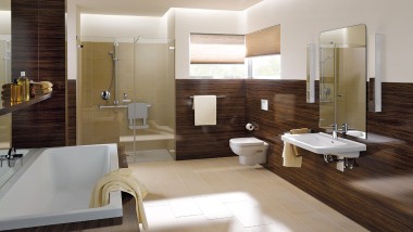 Ванна кімната з ванною Renova Comfort і умивальником