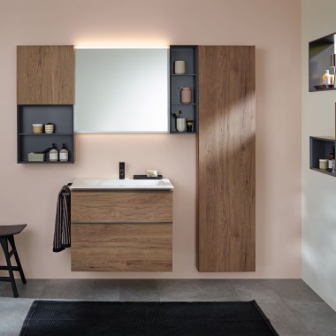 Відкриті елементи меблів і полиці дозволяють створювати унікальні комбінації меблів відповідно до індивідуальних уподобань і простору ванної кімнати.