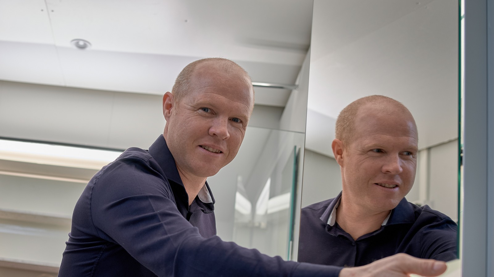 Експерт з освітлення Андреас Янсер у лабораторії світла в штаб-квартирі Geberit у Рапперсвіль-Йона, Швейцарія Експерт з освітлення Андреас Янсер у лабораторії світла в штаб-квартирі Geberit у Рапперсвіль-Йона, Швейцарія