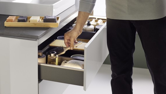 Чоловік видкриває шухляду з організацією внутрішнього простору Geberit One Чоловік видкриває шухляду з організацією внутрішнього простору Geberit One