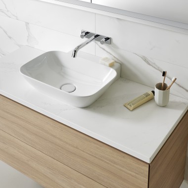 Умивальник з білими керамічними виробами та меблями для ванної кімнати з дерева (© Geberit)