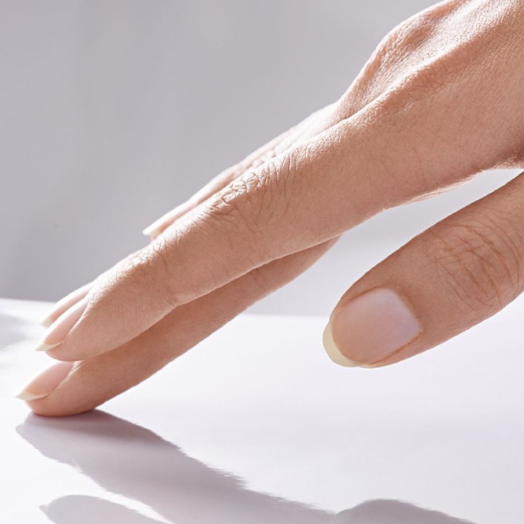 Рука торкається поверхні кераміки Рука торкається поверхні кераміки