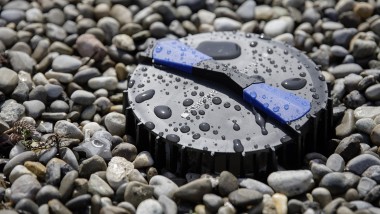 Водостічна система Geberit Pluvia на даху, оточеному камінням