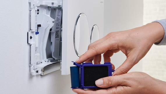 Змивна клавіша Geberit з отвором для очищувального кубика Змивна клавіша Geberit з отвором для очищувального кубика