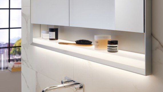 Дзеркальна шафа Geberit ONE з концепцією освітлення Geberit ComfortLight