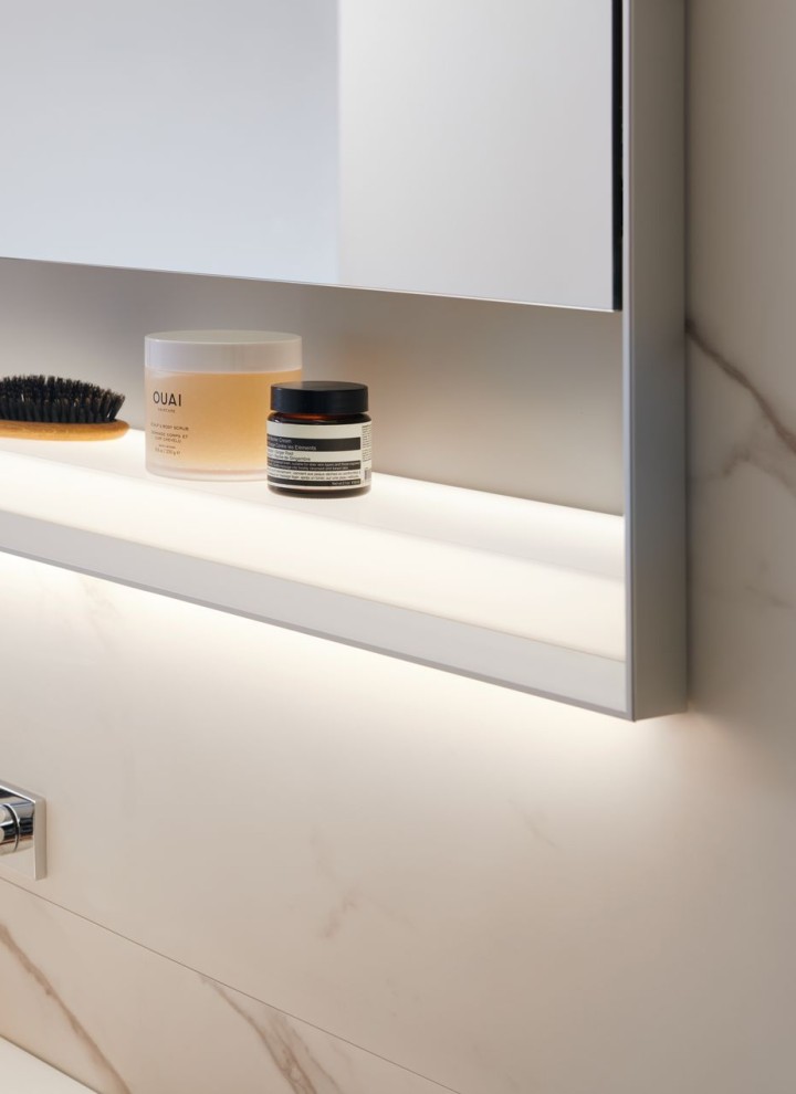 Дзеркальна шафа Geberit ONE з анодованого алюмінію Дзеркальна шафа Geberit ONE з анодованого алюмінію