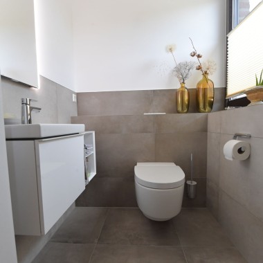 Вид на унітаз Geberit AquaClean Mera Classic і умивальник Вид на унітаз Geberit AquaClean Mera Classic і умивальник