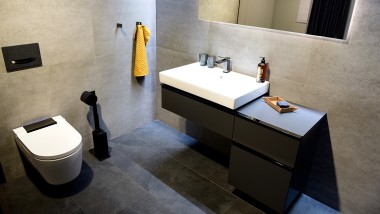 Стриманий дизайн ванної кімнати завдяки використанню чорного хрому