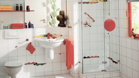 Така ванна кімната з окремим душем і вигадливими кольоровими візерунками на плитці була дуже модною