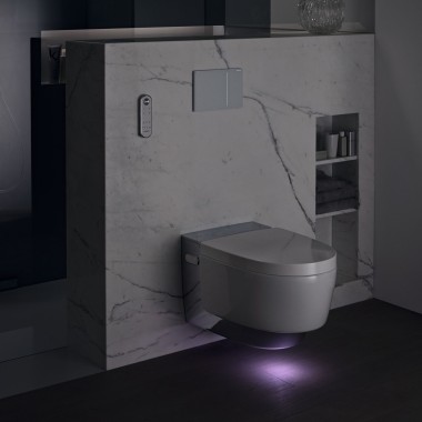 Geberit AquaClean Mera Comfort хром з орієнтаційним освітленням (© Geberit) Geberit AquaClean Mera Comfort хром з орієнтаційним освітленням (© Geberit)
