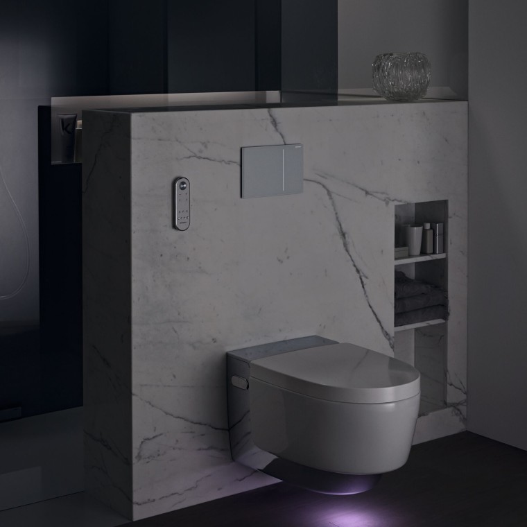 Geberit AquaClean Mera Comfort хром з орієнтаційним освітленням (© Geberit) Geberit AquaClean Mera Comfort хром з орієнтаційним освітленням (© Geberit)