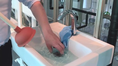 Вода в умивальнику більше не тече Вода в умивальнику більше не тече