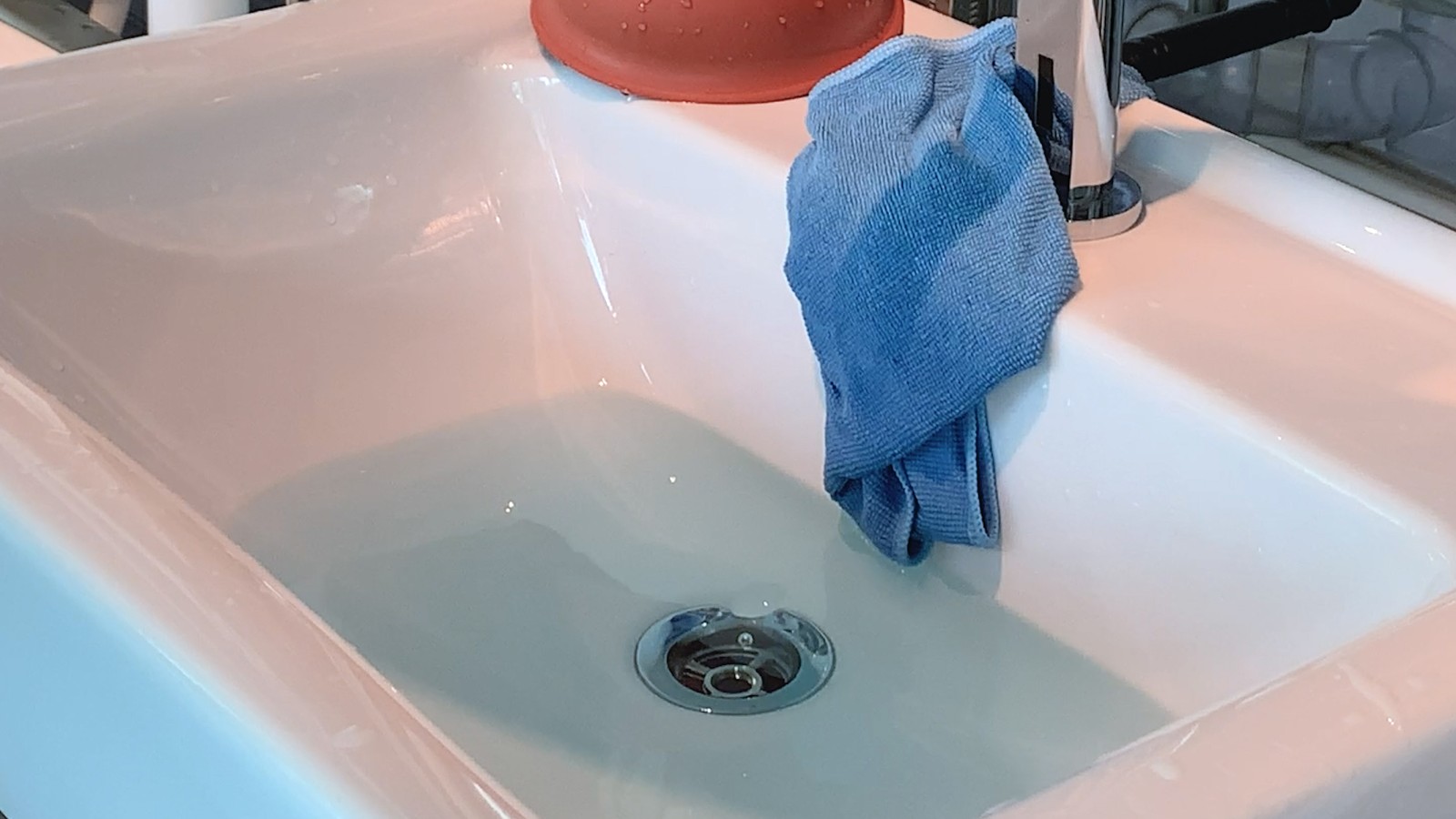 Вода зливається з умивальника Вода зливається з умивальника