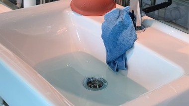 Вода зливається з умивальника Вода зливається з умивальника