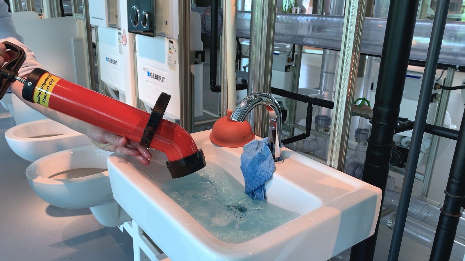 Тисковий очищувач труб у роботі Тисковий очищувач труб у роботі