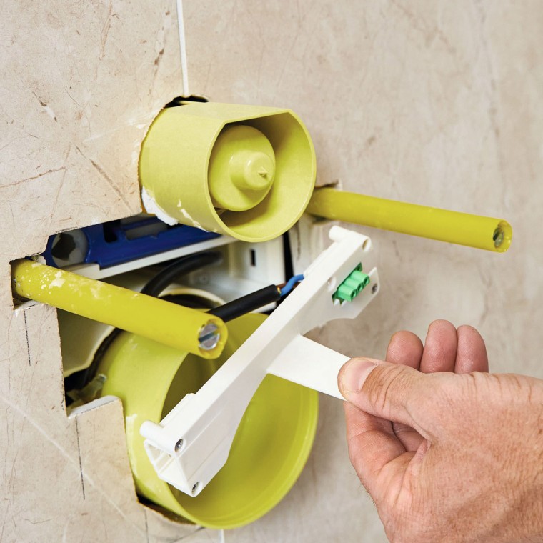 Альтернативно: встановлення проміжної полиці в розетці живлення та підключення фахівцем з електрообладнання після обшивки панелями.