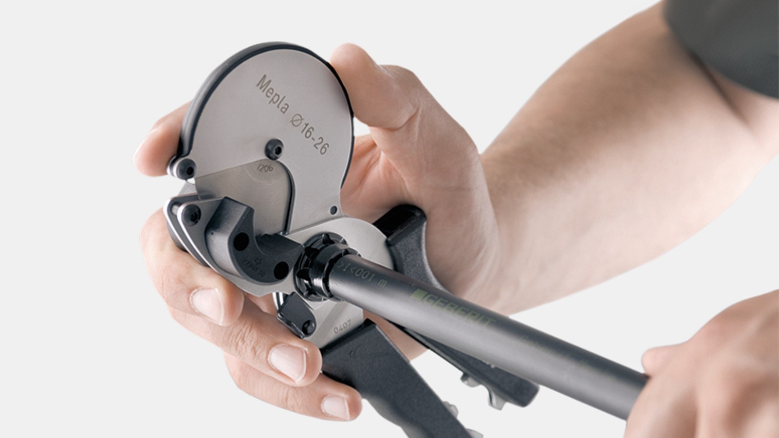 Відрізання труби на потрібну довжину та видалення задирок одним інструментом Відрізання труби на потрібну довжину та видалення задирок одним інструментом