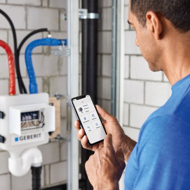 Керування санітарним змивом Geberit HS50 за допомогою застосунку Geberit Control.