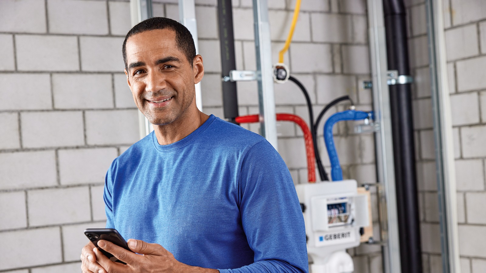 Сантехнік налаштував санітарний змив Geberit HS50 за допомогою застосунку Geberit Control (© Geberit)