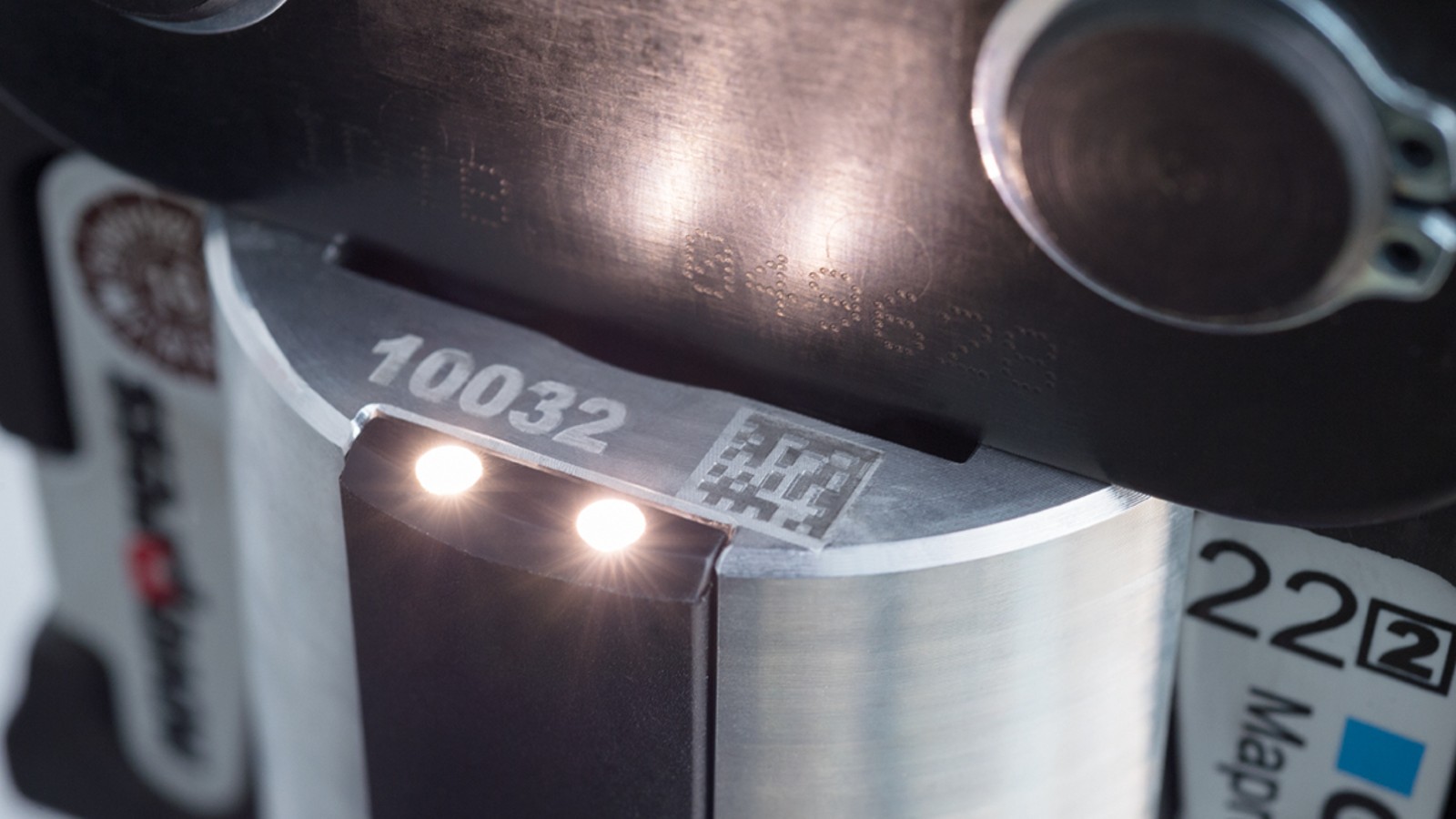 Прес-інструмент Geberit із підсвічуванням для прес-точок забезпечує хорошу видимість у темних місцях