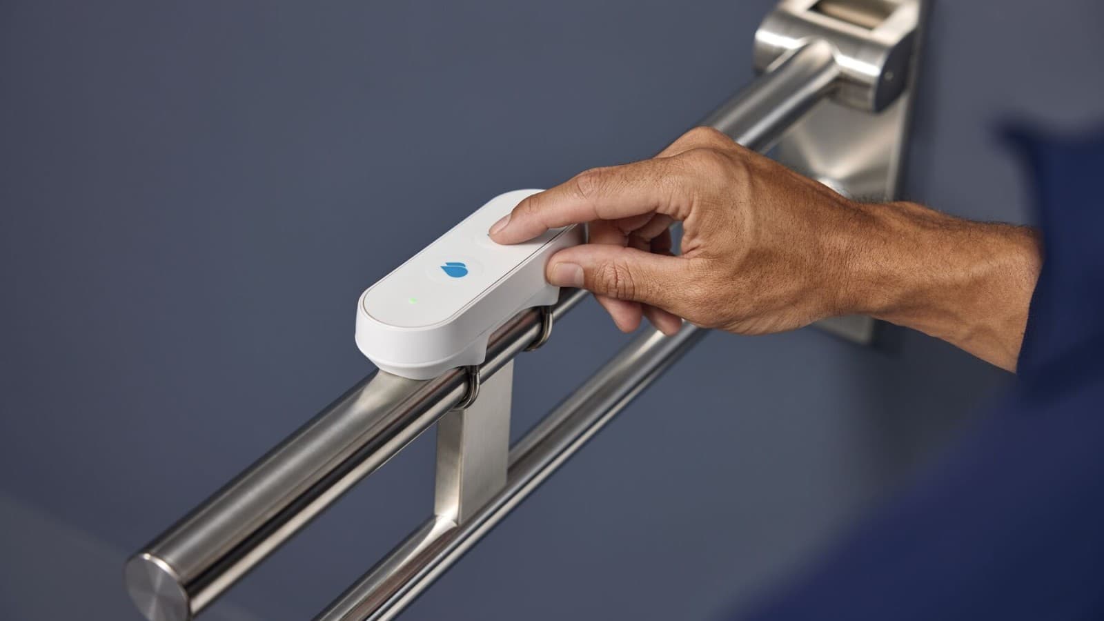 Монтаж дистанційної клавіші змиву на поручень Монтаж дистанційної клавіші змиву на поручень