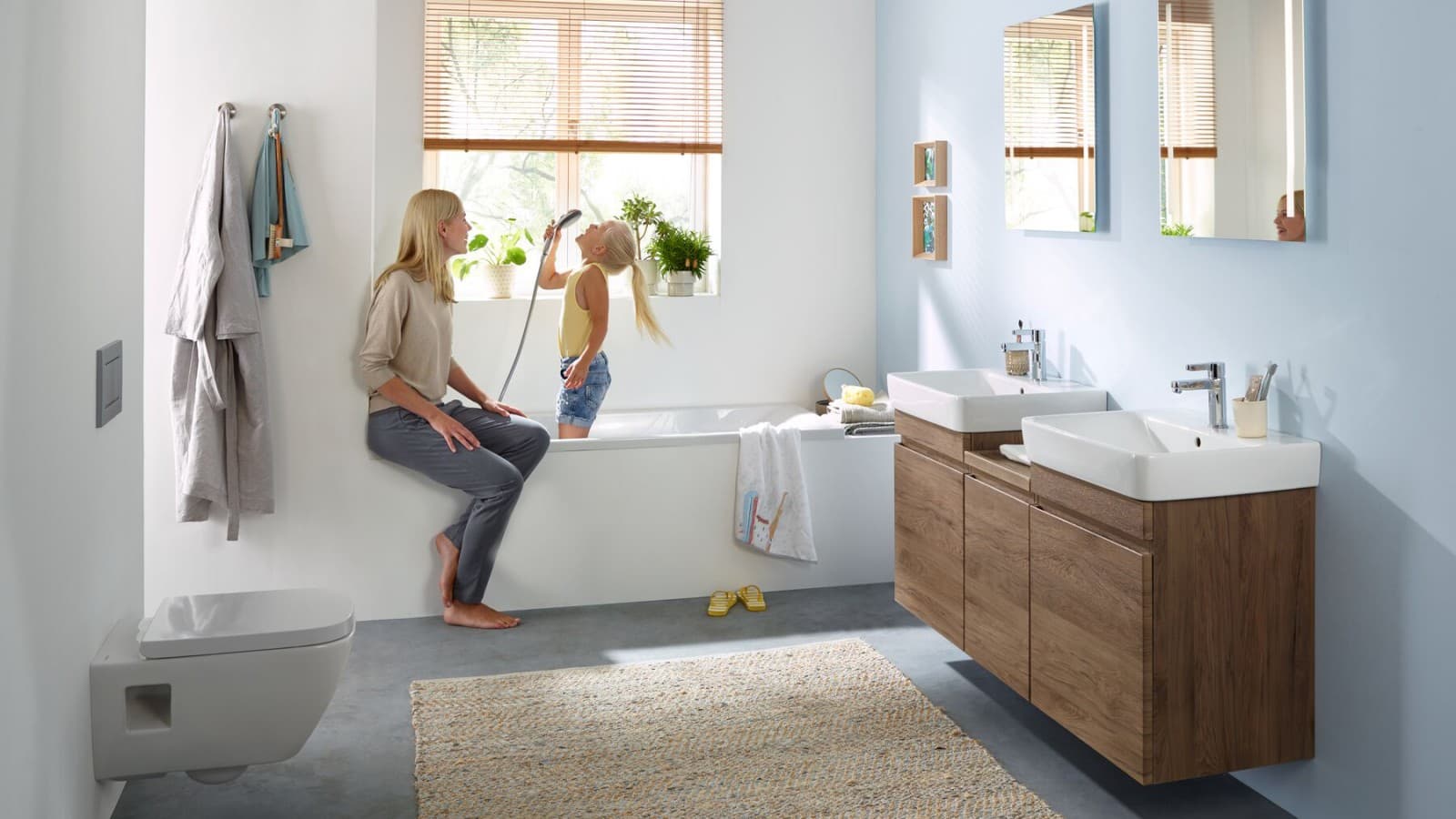 Сім'я у ванній кімнаті Сім'я у ванній кімнаті