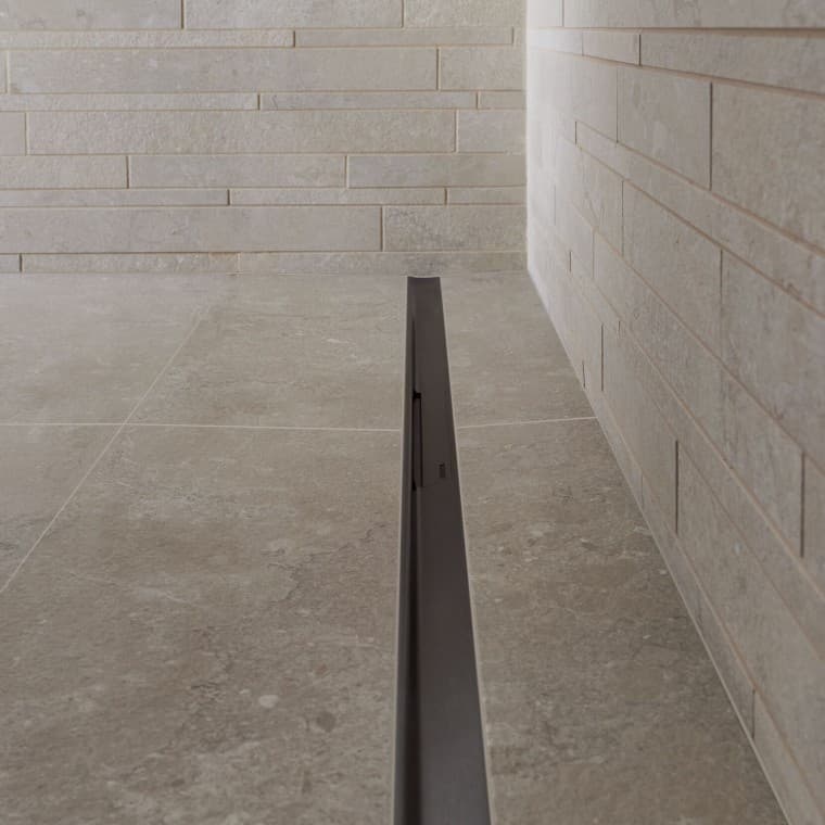 Вода стікає через елегантний профіль з нержавіючої сталі. Вода стікає через елегантний профіль з нержавіючої сталі.