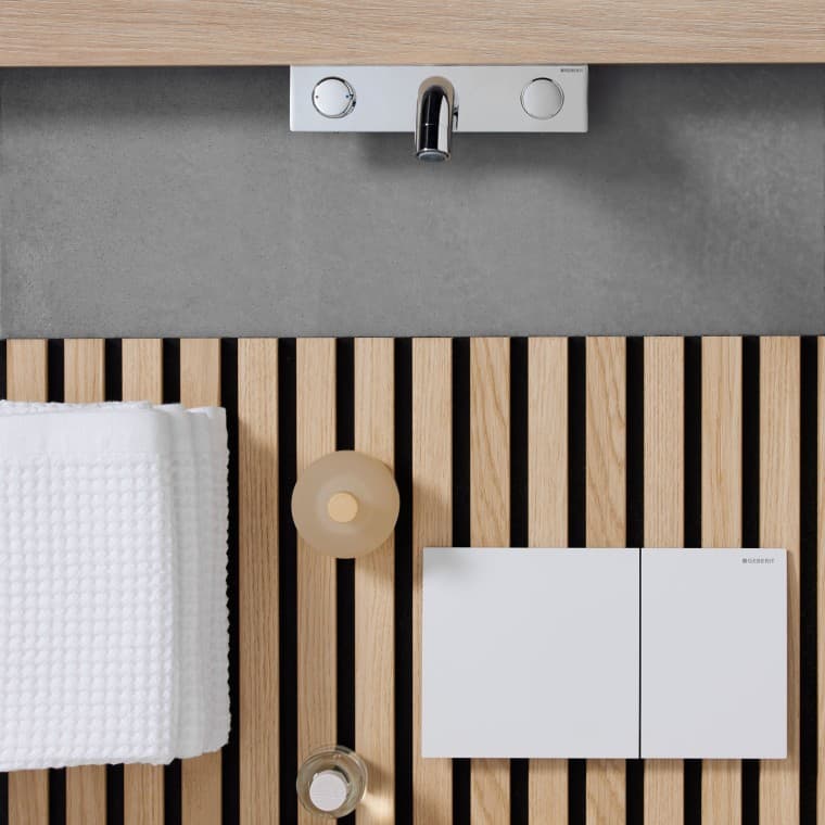 Просту білу клавішу змиву Geberit Sigma70 можна комбінувати різними способами. Просту білу клавішу змиву Geberit Sigma70 можна комбінувати різними способами.